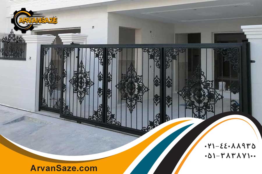 درب با میله های عمودی و یک طرح در وسط